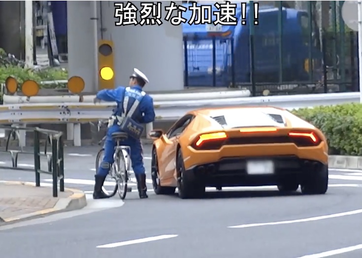 ランボルギーニを自転車で追いかける日本の警察官の動画、海外で話題に